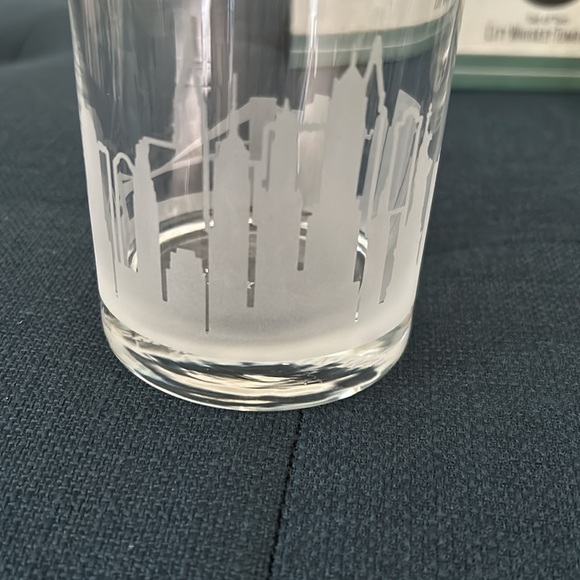 ⭐️NWT⭐️ Set of two whiskey tumblers, etched glass, New York City skyline - Picture 5 of 7